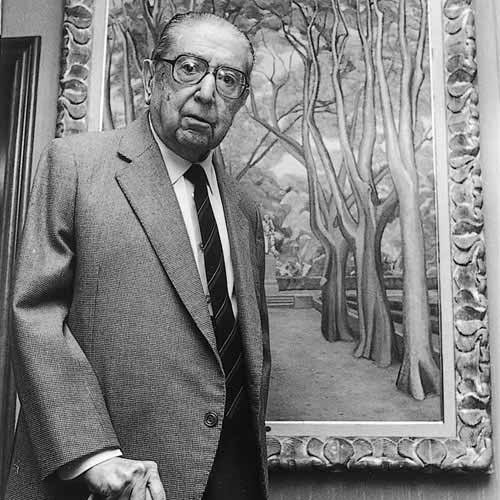 El pintor Rafael Botí frente a uno de sus cuadros en su domicilio de Madrid, 1990.