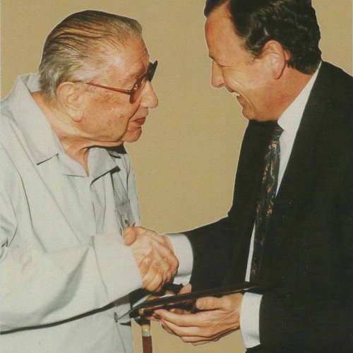 José María Álvarez del Manzano, Alcalde de Madrid, le entrega el título de Académico Ilustre de la Academia Libre de Arte y Letras de San Antón. Madrid, 1992.