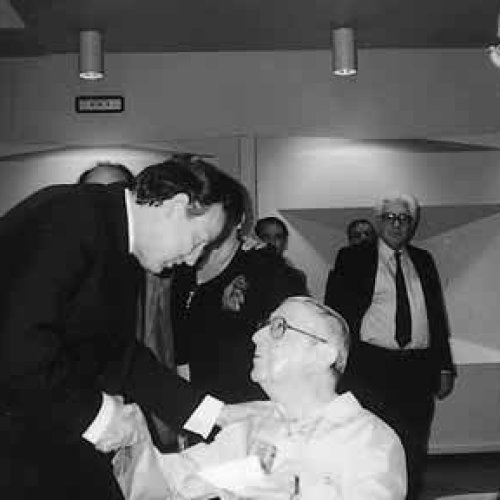 Con J. M. Álvarez del Manzano, Alcalde de Madrid, en la Asociación de la Prensa de Madrid el día en que se le concedió el título de Académico Ilustre. 1992.