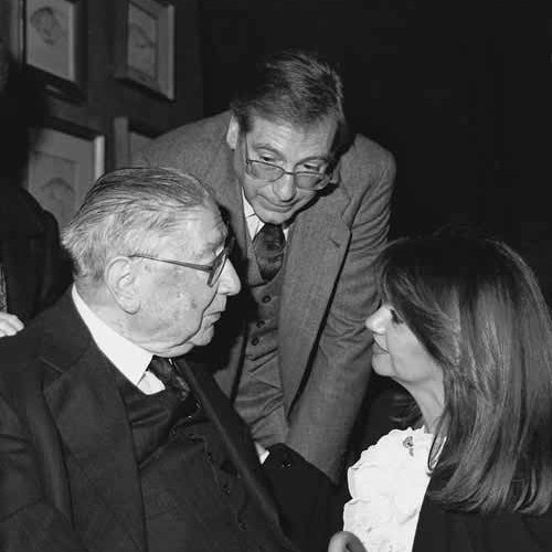 Con su hijo y Laura Vázquez-Díaz nieta de su maestro, en la exposición celebrada en el Museo de la Ciudad (Madrid) en 1993.
