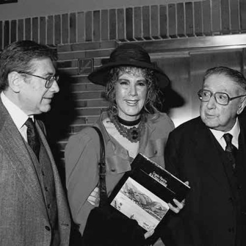 Con su hijo y Teresa Poza en la exposición celebrada en el Museo de la Ciudad (Madrid) en 1993.