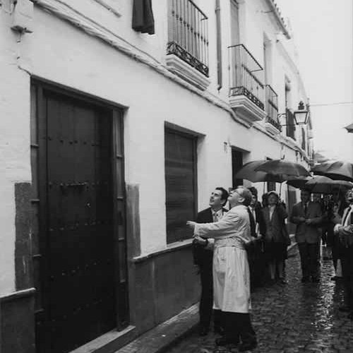 El hijo del pintor con el Alcalde de Córdoba, Rafael merino, en la casa natal de su padre, inaugurando la placa conmemorativa el 16 de Octubre de 1996.