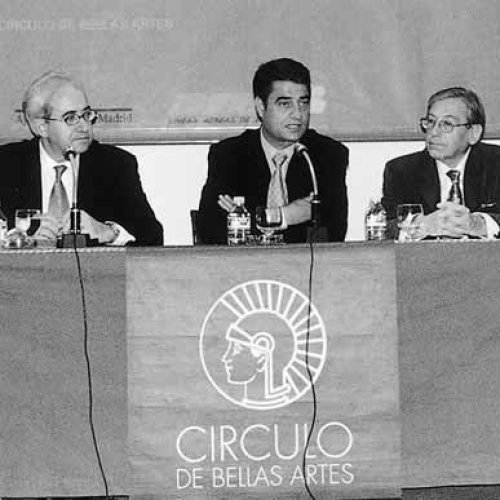 José Marín-Medina, Matías González y el hijo del pintor en la presentación de la Fundación Provincial de Artes Plásticas Rafael Botí. 1999.