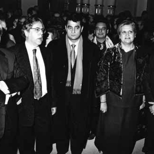 Miguel Ángel Aguilar, Matías González, Angelina Costa y Javier Tusell con el hijo del pintor en la exposición Botí y sus maestros, celebrada en la Fundación Carlos de Amberes (Madrid) en 2001.