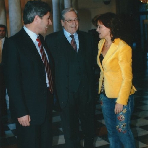 La Ministra de Cultura Carmen Calvo y el Presidente de la Diputación, Francisco Pulido, con el hijo del pintor. Palacio de la Merced, Córdoba 2005.