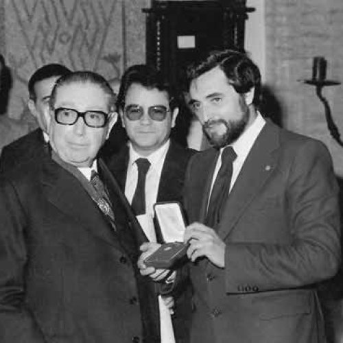 Julio Anguita, Alcalde de Córdoba, le entrega la Medalla de Oro y el título de Hijo Predilecto de la Ciudad de Córdoba, 1979.