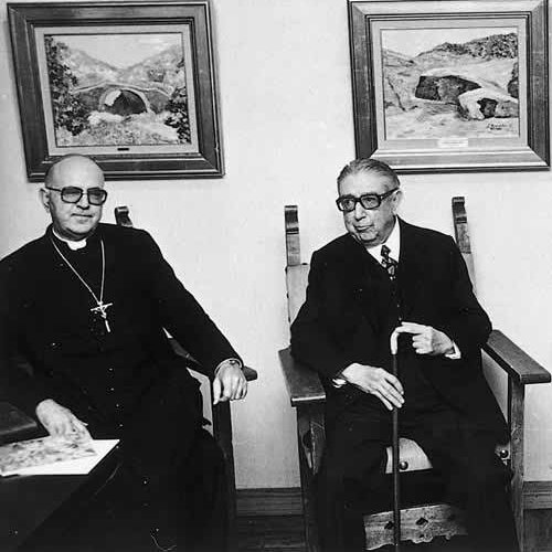 Con Monseñor Infantes Florido, Obispo de Córdoba, en la exposición celebrada en el Conservatorio Superior de Música de Córdoba en 1983.