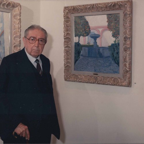 Ante sus cuadros cordobeses El Patio del Museo y Una calle de la Judería, en la exposición celebrada en el Patio de la Cultura de Tabacalera (Madrid), en 1989.